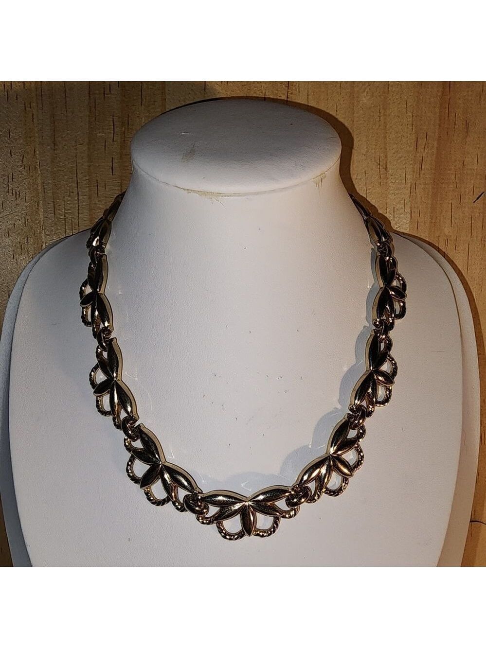 Vintage Monet Goldtone Grape Leaf Necklace 14"+3" EUC